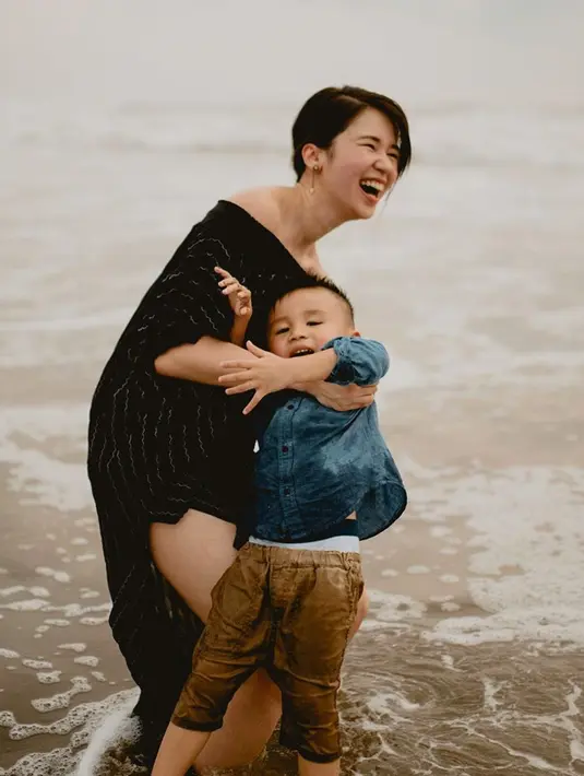 Kini Owen Sandjaja, anak Laura Basuki telah tumbuh jadi bocah balita yang imut dan ganteng. Cukup banyak potret Owen bersama ibunya yang diunggah dalam media sosial Instagram. (Liputan6.com/IG/@laurabas)