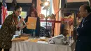 Petugas KPPS Luar Negeri bersama pengawas dan saksi melakukan penghitungan surat suara Pemilu 2019 yang dikirimkan melalui pos maupun yang dicoblos langsung di TPS, di KBRI Washington DC, Kamis (18/4). Jokowi meraih 1113, sementara pasangan Prabowo-Sandi meraih 352 suara. (Liputan6.com/HO/Butet)