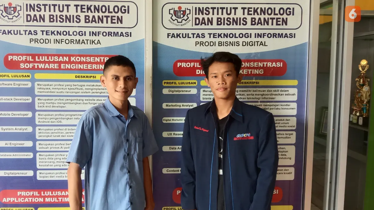 Daud Tukang Kebun (Kiri) dan Fahad Miftahudin Anak Tukang Jahit (Kanan)., ditemui Di Kampusnya. (Rabu, 17/08/2022). (Liputan6.com/Yandhi Deslatama).
