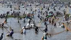 Penduduk desa mengikuti acara memancing bersama dalam perayaan panen Bhogali Bihu di Danau Goroimari di Panbari, Assam, India, pada 14 Januari 2020. “Bhogali Bihu” menandai berakhirnya musim panen di bagian timur laut negara bagian Assam. (Xinhua/Str)