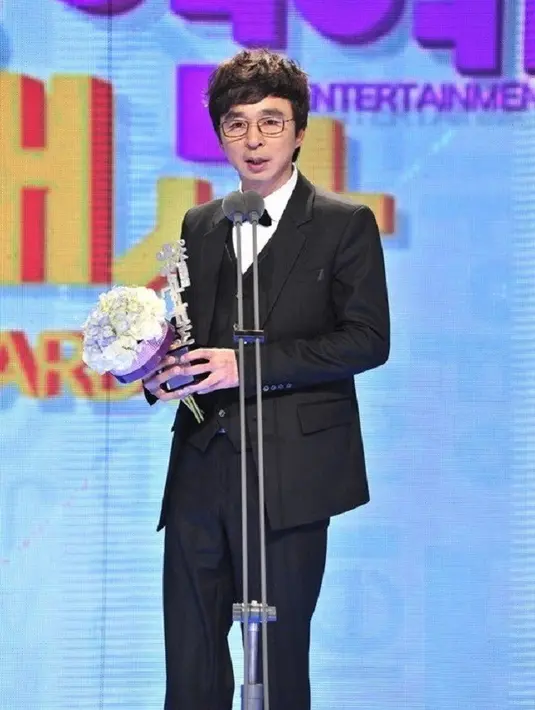 Host Radio Star, Kim Gook Jin terkenal sebagai artis yang murah hati. Ia pernah memberikan hadiah Kim Soo Young berupa perjalanan bulan madu. (Foto: hancinema.net)