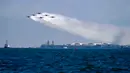 US Navy Blue Angels tampil pada Chicago Air and Water Show di atas Danau Michigan, Chicago, Amerika Serikat, 21 Agustus 2022. Chicago Air and Water Show adalah pertunjukan udara tahunan yang diadakan di tepi Danau Michigan. (AP Photo/Kiichiro Sato)