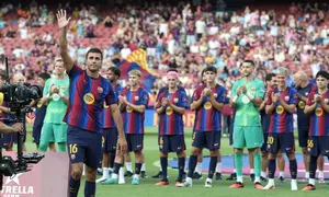 Pemain anyar Barcelona, Rodri, diperkenalkan kepada publik Camp Nou, Kamis (20/8/2026) dini hari WIB. (Lluis GENE / AFP)
