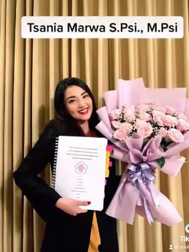 Tsania Marwa lulus sidang tesis (Instagram/tsaniamarwa54)