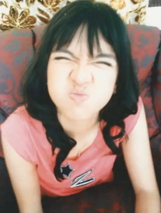Berkarier sejak kecil, justru dipuncak karier Nia memutuskan untuk menikah muda. Sebelum ulang tahunnya ke-20, ia resmi dipersunting Adri Bakrie. Parasnya yang cantik pun sudah terlihat sejak dulu.(Liputan6.com/IG/@ramadhaniabakrie)