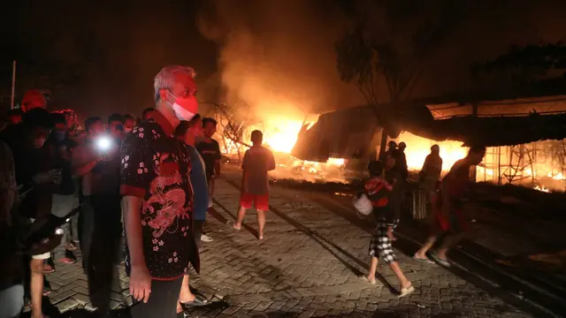 Gubernur Jawa Tengah Ganjar Pranowo di lokasi kebakaran Pasar Johar, Semarang. (Foto: Liputan6.com/Felek Wahyu)