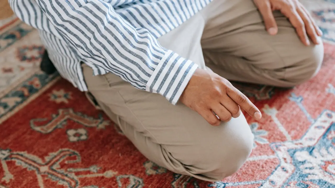 Pria muslim sholat (Pexels)
