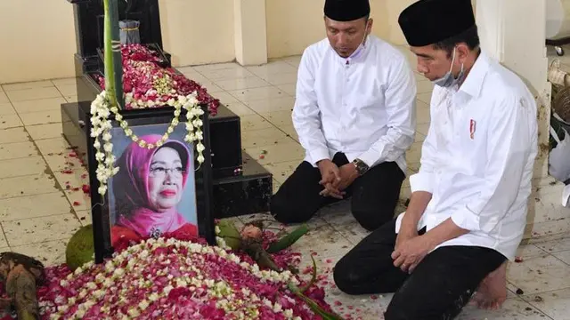 Presiden Jokowi memandangi foto sang ibu. (Dok Agus Suparto/Setpres)