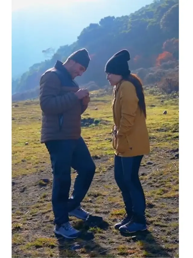 6 Potret Nathalie Holscher Dilamar Ladislao Camara, Romantis di Gunung Gede