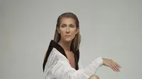 Diva yang menyanyikan ost Titanic ini juga tampil menawan dengan mini dress putih berteksture. Mengenakan gaya rambut rapi ke belakang tanpa poni. @celinedion