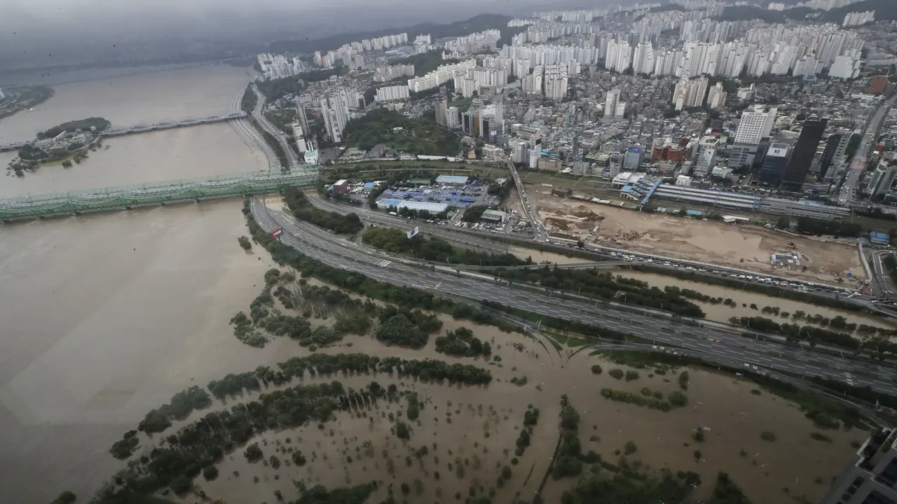 FOTO: Hujan Lebat Akibatkan Banjir di Seoul