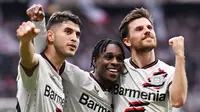 Para pemain Bayer Leverkusen merayakan gol yang dicetak oleh Jeremie Frimpong ke gawang Eintracht Frankfurt pada laga Liga Jerman di Stadion Deutsche Bank Park, Senin (6/5/2024). (AFP/Kirill Kudryavtsev)