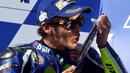 Finis Kedua, bukti kehebatan Valentino Rossi setelah start dari posisi ke-15 MotoGP Australia di Sirkuit Phillip Island, Minggu (23/10/2016). (AFP/Saeed Khan)