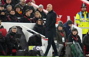 Arne Slot memantau skuad Liverpool di laga kontra Sunderland di pekan ke-14 Premier League 2025/2026 di Anfield, Kamis (04/12/2025). (AP Photo/Jon Super)