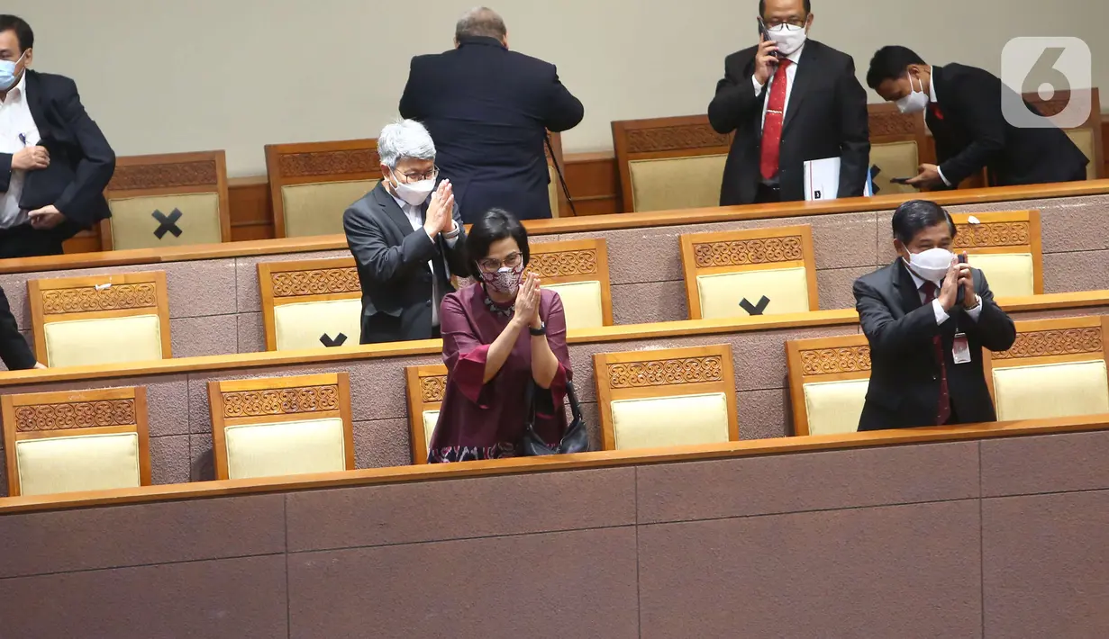 Menteri Keuangan Sri Mulyani saat rapat paripurna DPR Ke-10 masa Persidangan II Tahun Sidang 2021-2022 di Senayan, Jakarta, Selasa (7/12/2021). Dalam rapat tersebut DPR menyetujui atas RUU tentang Hubungan Keuangan antara Pemerintah Pusat dan Pemerintah Daerah. (Liputan6.com/Angga Yuniar)