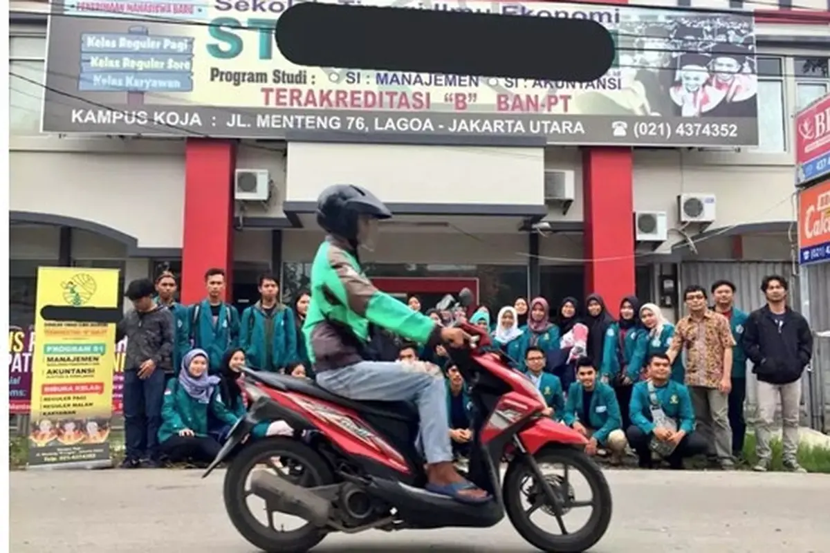 6 Potret Mahasiswa Gagal Foto Bersama Karena Motor Lewat Ini Bikin Elus Dada