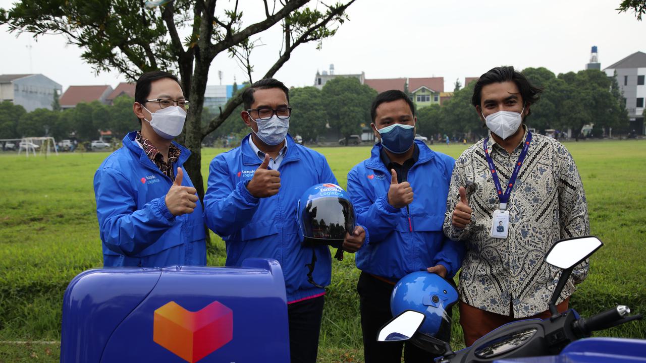 (kiri-kanan) Ferry Kusnowo, Gubernur Jawa Barat, Ridwan Kamil, Executive Director Lazada Indonesia, dan Tama Zeinnya, Vice President Logistics (West & Central Java), Lazada Indonesia (Dok. Lazada Indonesia)
