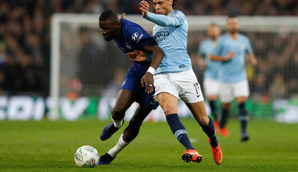 Duel Rudiger dan Leroy Sane pada laga final Carabao Cup 2019 yang berlangsung di stadon Wembley, London, Senin (25/2). Man City menang 4-3 atas Chelsea lewat drama adu penalti. (AFP/Glyn Kirk)