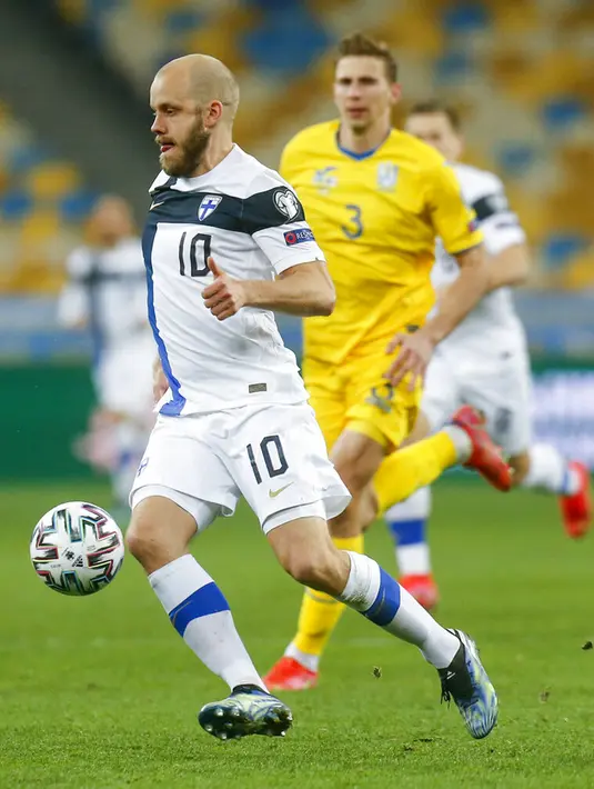 Pemain Finlandia Teemu Pukki menggiring bola saat melawan Ukraina pada pertandingan Grup D kualifikasi Piala Dunia 2022 di Stadion Olimpiyskiy, Kyiv, Ukraina, Minggu (28/3/2021). Pertandingan berakhir 1-1. (AP Photo/Efrem Lukatsky)
