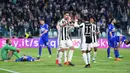 Gelandang Juventus, Sami Khedira, merayakan gol yang dicetaknya ke gawang Sampdoria pada laga Serie A di Stadion Allianz, Turin, Minggu (15/4/2018). Juventus menang 3-0 atas Sampdoria. (AFP/Alessandro Di Marco)