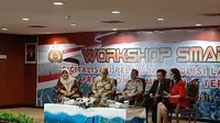 Anggota DPR John Kenedy Azis dalam acara diskusi tentang smart SIM di gedung NTMC Polda Metro Jaya. (Liputan6.com/Yopi Makdori)