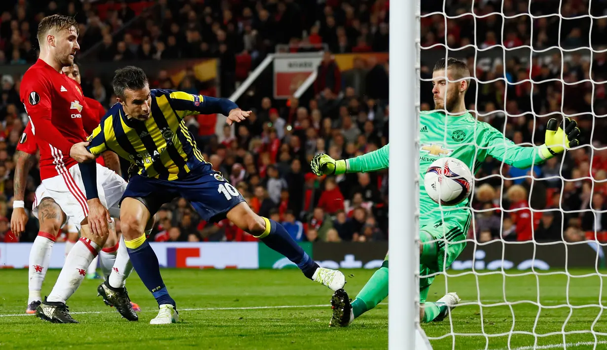 Aksi penyerang Fenerbahce, Robin Van Persie yang berhasil mencetak gol satu-satunya untuk timnya pada pertandingan Liga Eropa, Manchester, Inggris (20/10). Fenerbahce sebagai tim tamu harus kecewa dengan kekalahan 4-1. (Reuters/Jason Cairnduff)