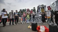 Mahasiswa mengenakan topeng Presiden Joko Widodo, Menko Luhut, Menteri Lutfi, dan Megawati saat aksi teatrikal terkait kasus mafia minyak goreng di Kawasan Patung Kuda, Jalan Merdeka Barat, Jakarta Pusat, Kamis (21/4/2022). (merdeka.com/Iqbal S. Nugroho)