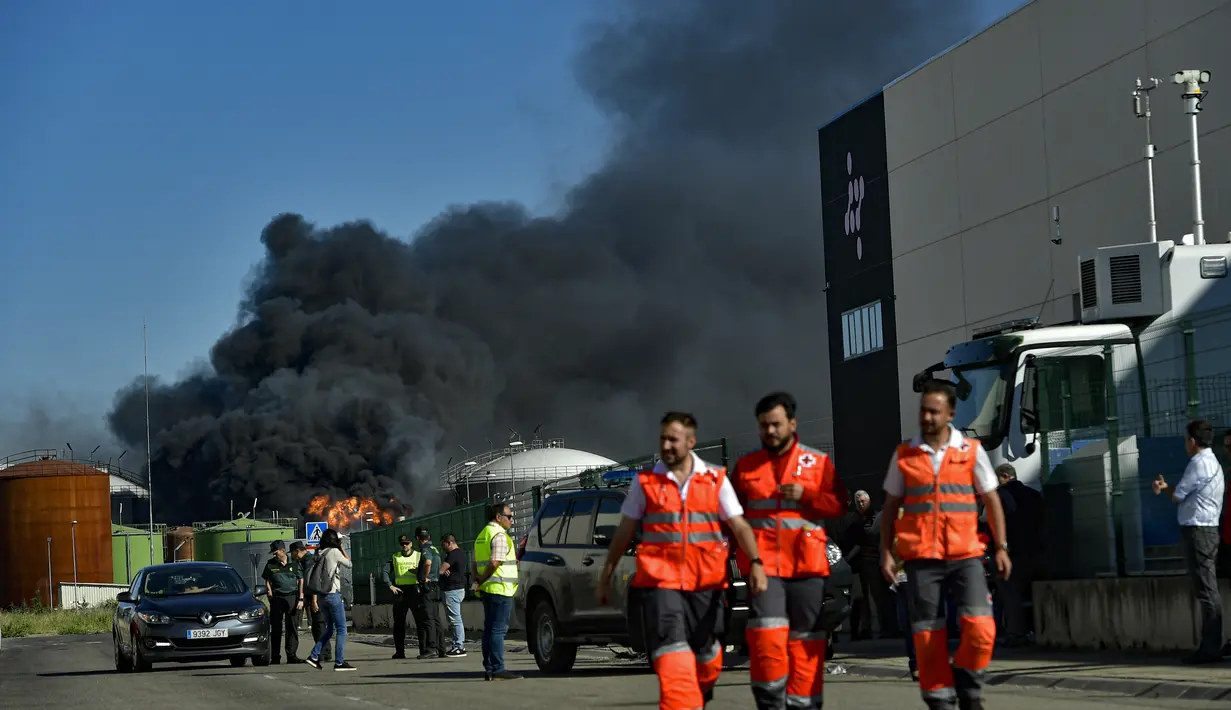 Petugas berada di dekat pabrik produksi biodiesel di Calahorra, Spanyol utara (26/5/2022). Polisi di Spanyol mengatakan ledakan di pabrik biodiesel telah menewaskan dua orang dan memaksa 250 anak dievakuasi dari daerah tersebut. (AP Photo/Alvaro Barrientos)