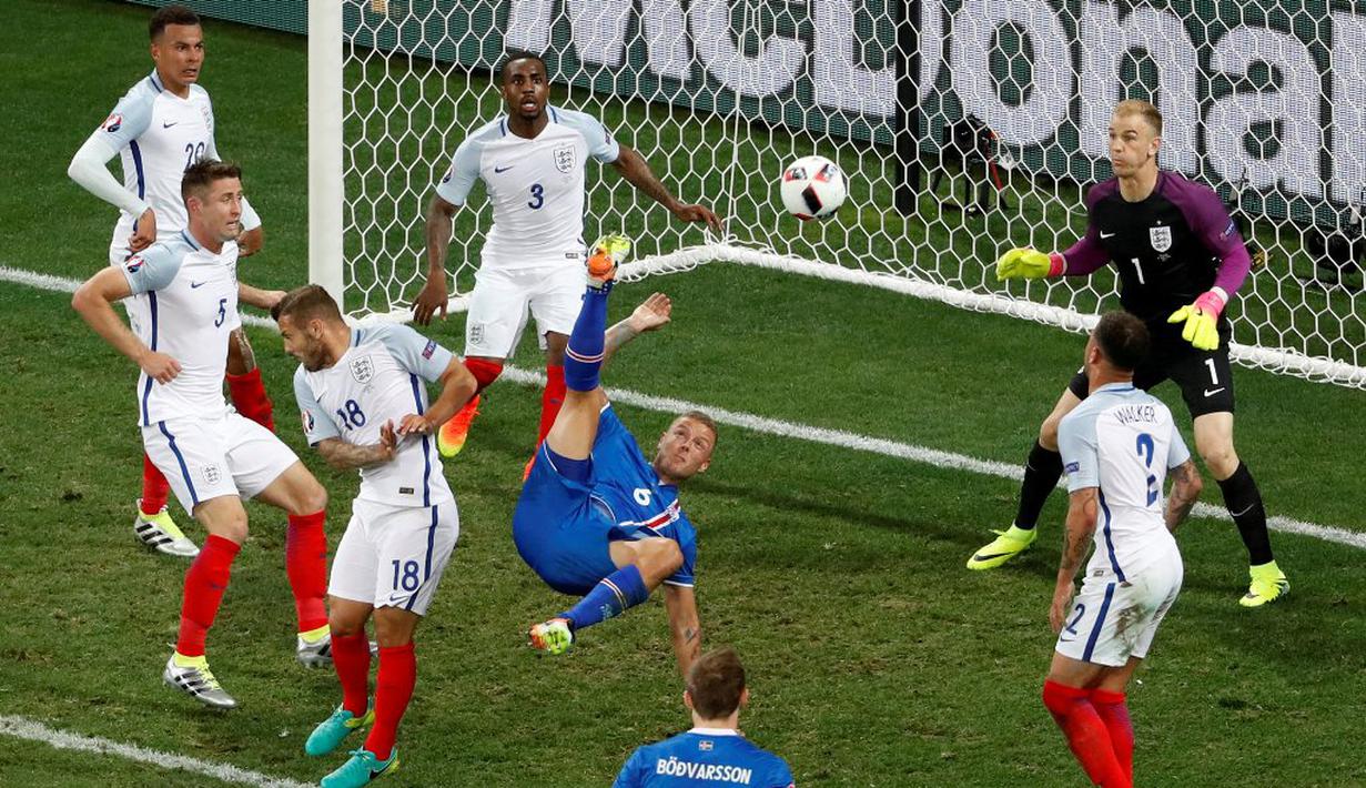Pemain Islandia, Ragnar Sigurdsson, melakukan tendangan salto ke arah gawang Inggris pada babak 16 besar Piala Eropa 2016 di Stade de Nice, Nice, Selasa (28/6/2016) dini hari WIB. (Reuters/Yves Herman)