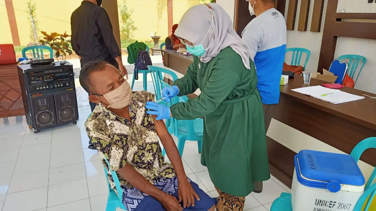 Vaksinasi lansia di Banyuwangi. (Dian Kurniawan/Liputan6.com)