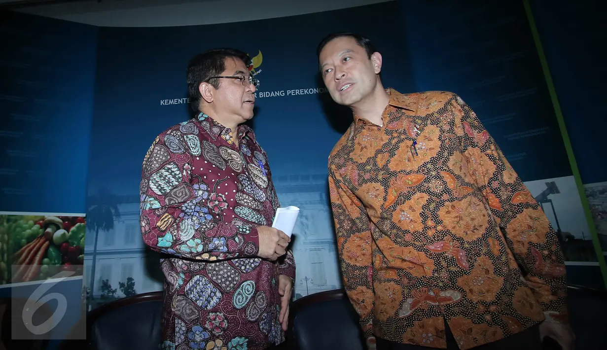 Mendag Thomas Lembong (kanan) dan Kepala BKPM Franky Sibarani memberikan keterangan pers usai rapat kebijakan paket ekonomi tiga di Jakarta, Jumat (2/9/2015). Rapat membahas desk khusus investasi tekstil dan sepatu. (Liputan6.com/Angga Yuniar)