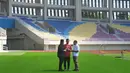 <p>Ketua Umum PSSI, Erick Thohir, Menpora Zainudin Amali, dan Wali Kota Solo, Gibran Rakabuming Raka, saat berdiskusi mengenai progres renovasi Stadion Manahan, Solo, Minggu (12/3/2023). (Bola.com/Radifa Arsa)</p>