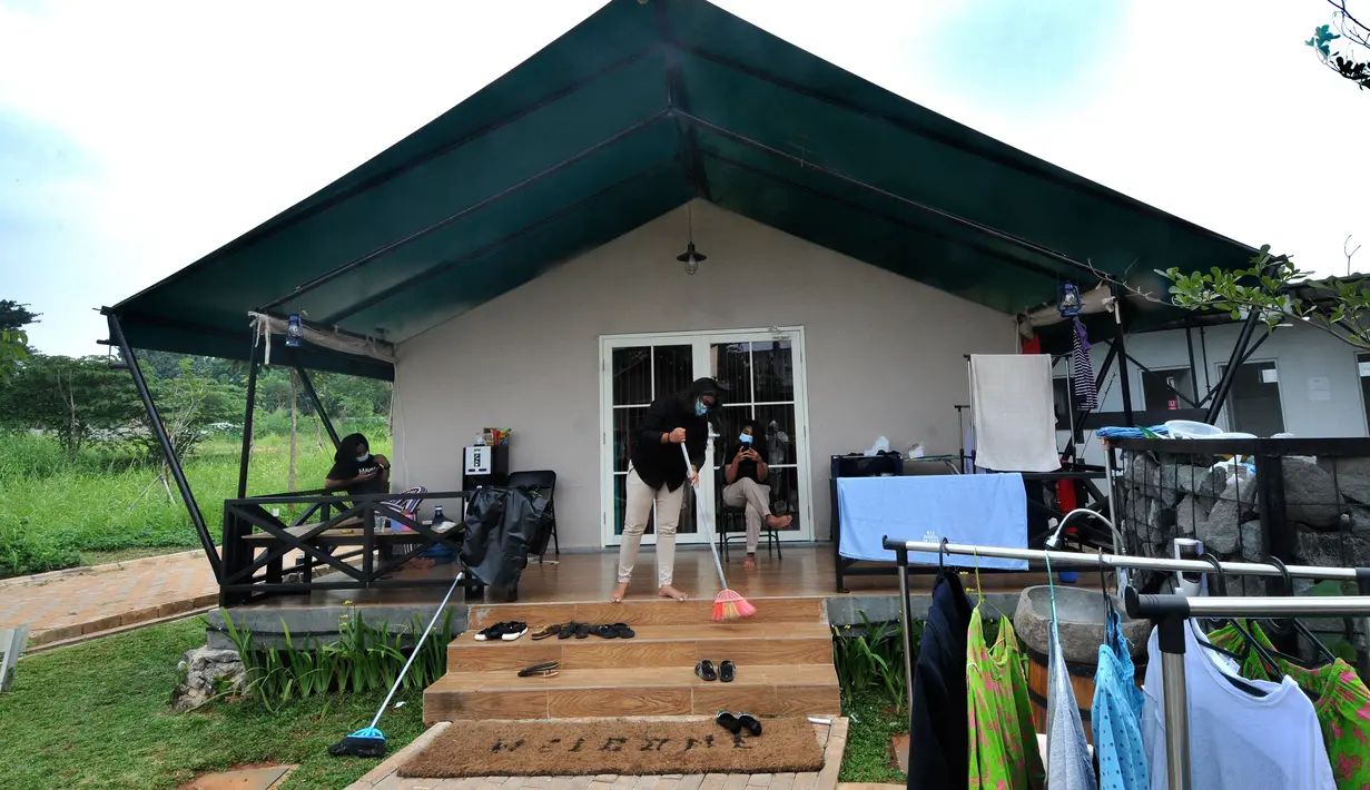Aktivitas pasien COVID-19 di depan Rumah Lawan COVID-19 (RLC) Serpong, Tangerang Selatan, Banten, Rabu (2/6/2021). RLC merawat lebih dari 60 pasien positif covid-19 yang melonjak drastis lebih dari 50 persen pasca lebaran. (merdeka.com/Arie Basuki)