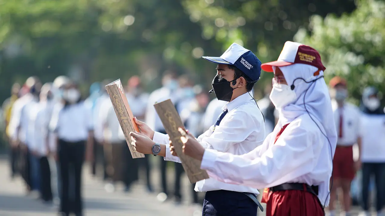 457 Tim siswa satgas sekolah jelang dimulainya Pembelajaran Tatap Muka terbatas di Surabaya. (Dian Kurniawan/Liputan6.com)