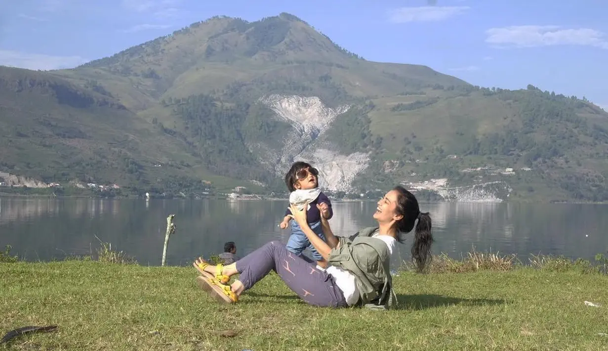Wah, kalau yang satu ini Atiqah dan Salma sedang liburan. Keduanya terlihat bahagia menikmati alam pegunungan. Atiqah tampil dengan gaya kasualnya, dan Salma begitu menggemaskan memakai kacamata hitam. (Instagram/atiqahhasiholan)