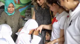 Artis Jessica Iskandar memberi santunan anak-anak rumah singgah Yayasan Bina Anak Pertiwi, Jakarta, Selasa (12/6). Jessica bercerita bahwa dirinya telah mengadopsi tiga anak berkebutuhan khusus dari yayasan yang berbeda. (Liputan6.com/Faizal Fanani)