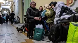 Pengungsi dari Ukraina menunggu di stasiun kereta api di Przemysl, Polandia tenggara, pada 5 April 2022. Lebih dari 4,2 juta pengungsi Ukraina telah meninggalkan negara itu sejak invasi Rusia, kata PBB. (Wojtek RADWANSKI / AFP)