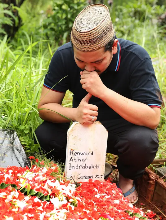"Memang Tuhan berkehendak lain. Saya sepertinya belum dipercaya sama Allah dapat anak laki-laki," kata Indra Bekti saat ditemui di kediamannya di kawasan Radio Dalam, Kebayoran Lama, Jakarta Selatan, Rabu (1/2/2017). (Bambang E. Ros/Bintang.com)