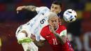 Pemain Argentina, Leandro Paredes, berebut bola dengan pemain Chili, Eduardo Vargas, pada Kualifikasi Piala Dunia 2022 Zona Amerika Selatan di Stadion Santiago del Estero, Jumat (4/6/2021). Kedua tim bermain imbang 1-1. (Agustin Marcarian, Pool via AP)