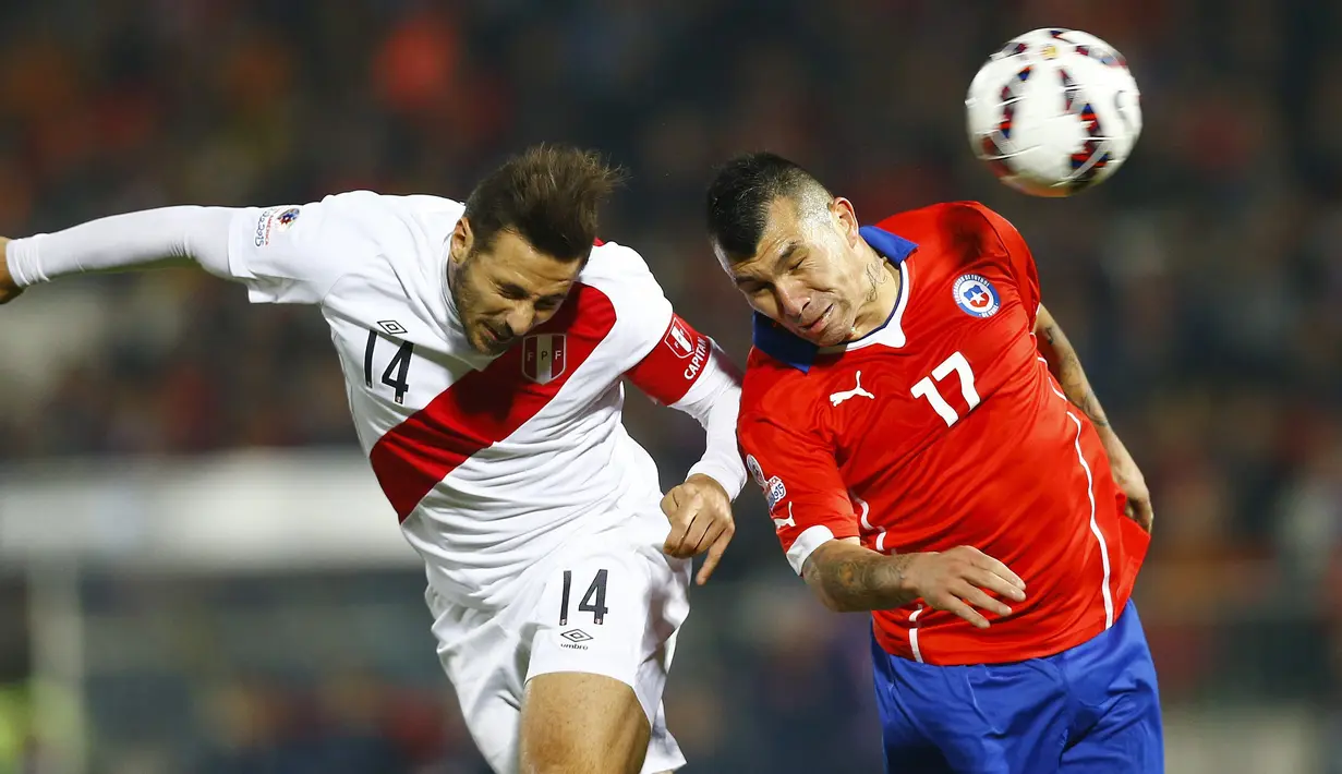 Pemain Cile, Gary Medel (kanan) berebut bola dengan Claudio Pizarro. (EPA/Javier Valdes)