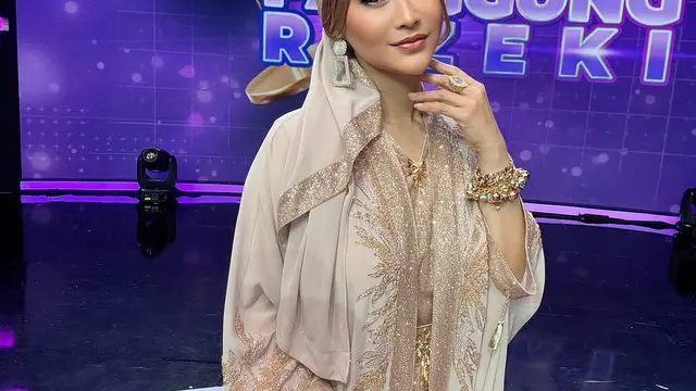 5 Gaya Makeup dan Fashion Cetar Inul Daratista di Atas Panggung, Bikin Salfok