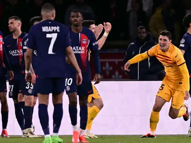 Bek Barcelona, Andreas Christensen (kedua kanan) melakukan selebrasi setelah mencetak gol ketiga timnya saat pertandingan sepak bola leg pertama perempat final Liga Champions melawan Paris Saint-Germain (PSG) di Stadion Parc des Princes, Paris pada 10 April 2024. (Miguel MEDINA/AFP)