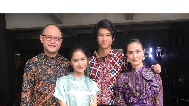 Jadi Ayah Sambung, Ini 6 Potret Kedekatan Suami Iis Dahlia dan Salshadilla