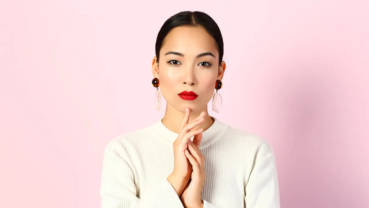 cantik kuat mandiri dewasa lipstik merah