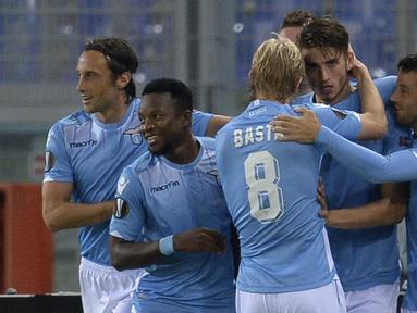 Para pemain Lazio merayakan gol yang di cetak  Wesley Hoedt (C) dalam Laga Liga Europa UEFA antara Lazio vs Saint Etienne di Stadion Olympic Roma, Jumat(2/10/2015). Lazio menang tipis 3-2. AFP Photo / Andreas Solaro