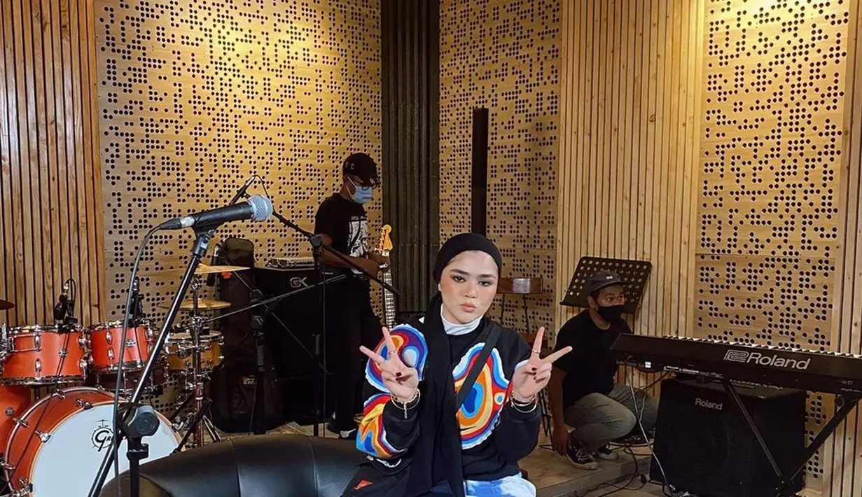 Remaja kelahiran 1997 ini punya gaya hijab atau OOTD yang menarik. Ia lebih sering tampil casual namun tetap modis. Apalagi ketika pakai gaya serba hitam. (Liputan6.com/IG/@siviazizah)