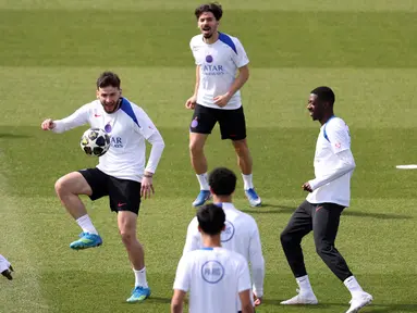 Pemain Paris Saint-Germain asal Georgia, Khvicha Kvaratskhelia (kiri), Vitinha (tengah, atas) dan Ousmane Dembele (kanan) saat mengikuti sesi latihan klub sebelum pertandingan leg pertama semifinal Liga Champions 2025/2026 melawan klub Jerman, Bayern Muenchen, di PSG Campus, Poissy, Barat Laut Paris, pada Senin 27 April 2026. (FRANCK FIFE/AFP)
