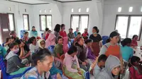 Ratusan warga Desa Anca saat berkumpul di Puskesmas Lindu untuk mendapat perawatan kesehatan akibat diare yang menyerang, Senin (13/1/2020). Sumber foto: Dinkes Sigi