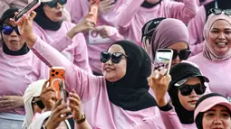 Bertajuk She Runes the World, lari santai diselenggarakan untuk menginspirasi para perempuan menjadi versi terbaik diri mereka. Tampak dalam foto, para pelari wanita mengikuti acara 'She Runes the World' di stadion Harapan Bangsa, Banda Aceh, Aceh, pada Minggu 3 Mei 2026. (CHAIDEER MAHYUDDIN/AFP)