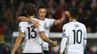 Gelandang serang Jerman, Julian Draxler (tengah) melakukan selebrasi usai mencetak gol ke gawang Irlandia Utara, para laga lanjutan Grup C Kualifikasi Piala Dunia 2018 zona Eropa, di Niedersachsenstadion, Hanover, Rabu (12/10/2016) dini hari WIB.  (Reuter